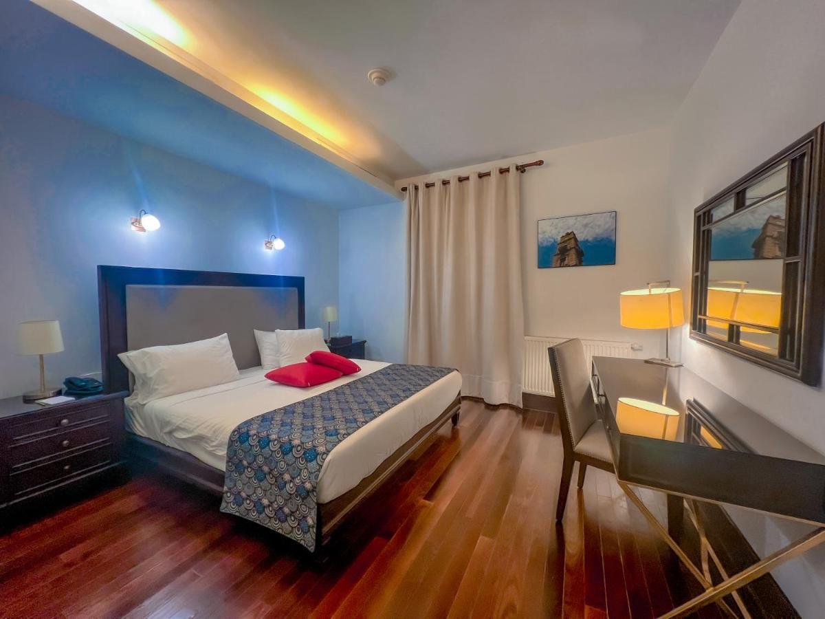 Via Mina Hotel